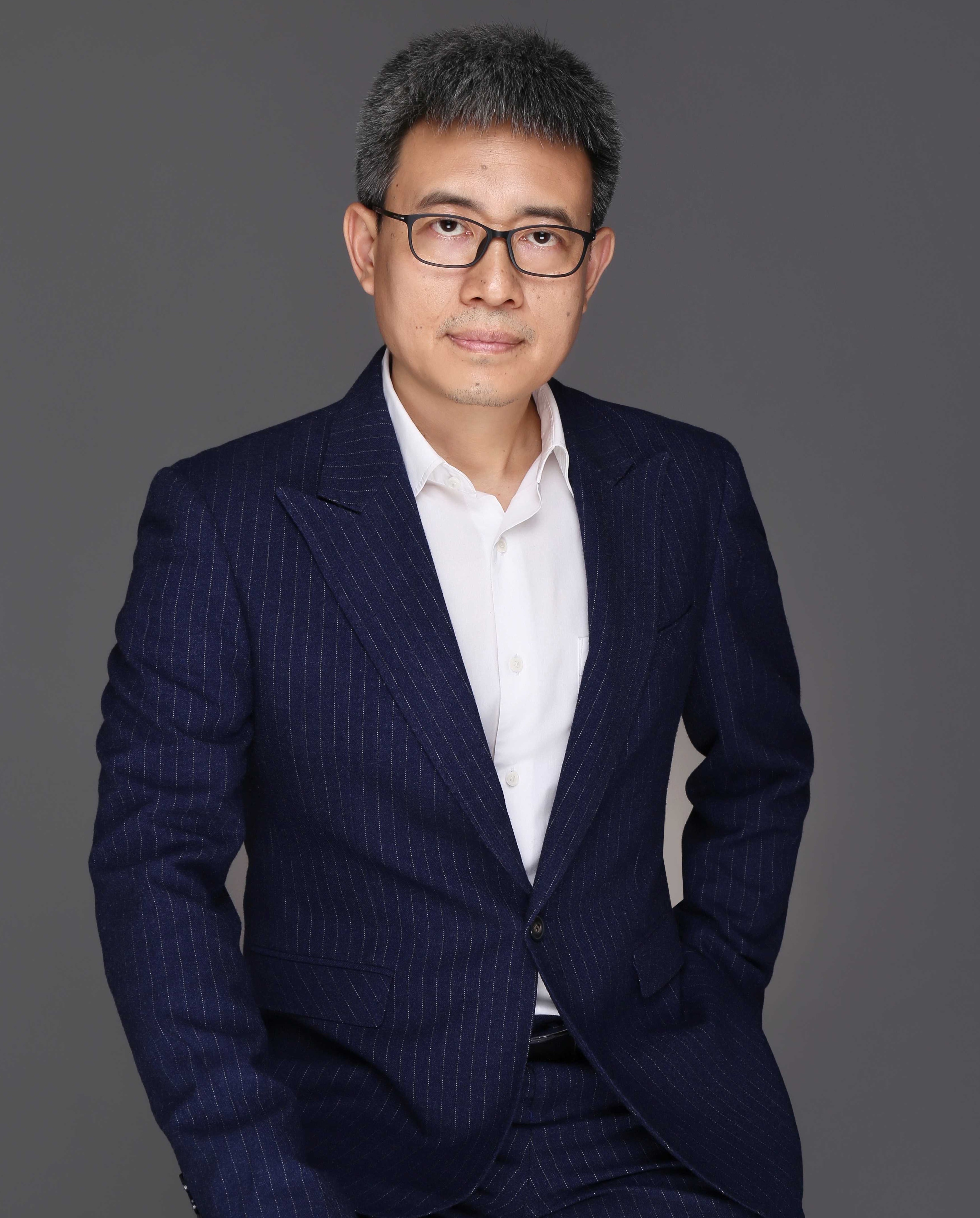 周振 博士
